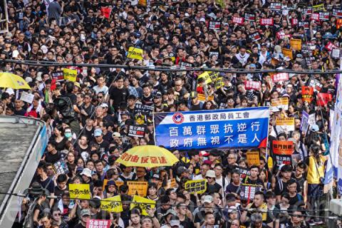 【直播回放】港七一游行落幕 警子夜催泪弹清场