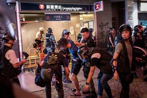 组图:港警“无差别”滥捕市民 恐怖画面曝光