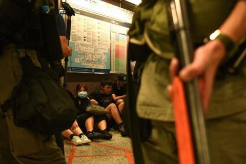 组图:港警“无差别”滥捕市民 恐怖画面曝光