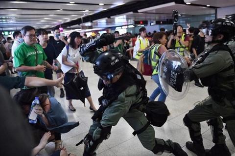 组图:港警“无差别”滥捕市民 恐怖画面曝光