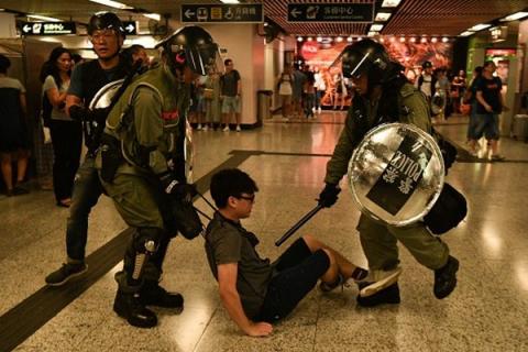 组图:港警“无差别”滥捕市民 恐怖画面曝光