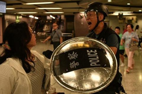 组图:港警“无差别”滥捕市民 恐怖画面曝光