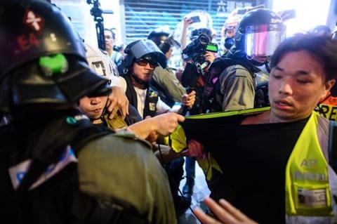 组图:港警“无差别”滥捕市民 恐怖画面曝光