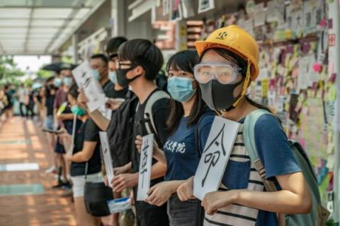 无惧打压续发声 9.9香港数千学生组人链 
