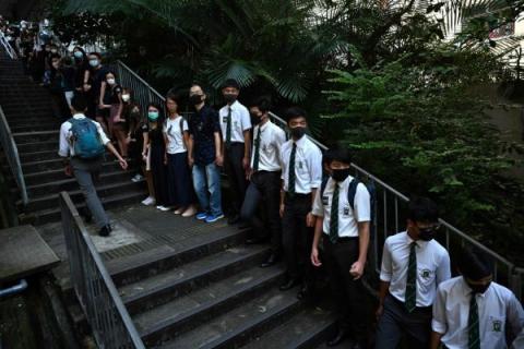 无惧打压续发声 9.9香港数千学生组人链