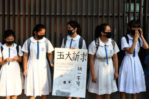 无惧打压续发声 9.9香港数千学生组人链
