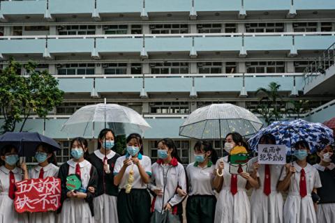 无惧打压续发声 9.9香港数千学生组人链 