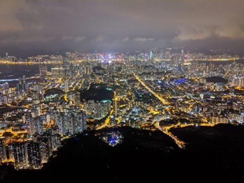 【更新中】中秋夜人链 狮子山与太平山交相辉映