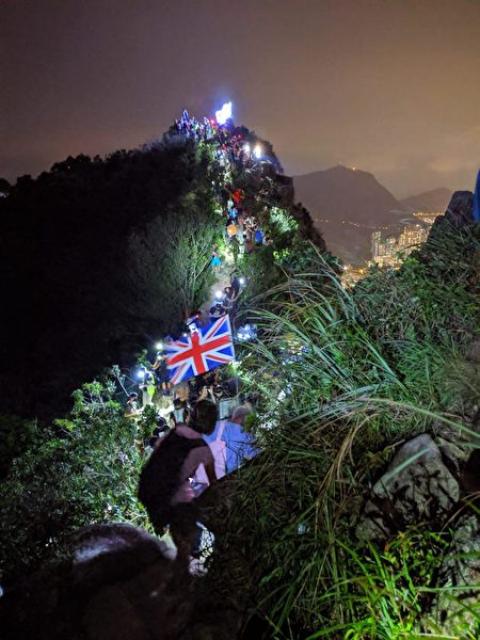 【更新中】中秋夜人链 狮子山与太平山交相辉映