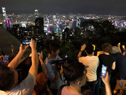 【更新中】中秋夜人链 狮子山与太平山交相辉映