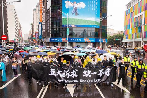 大游行对阵大阅兵 北京香港“烟火”两重天