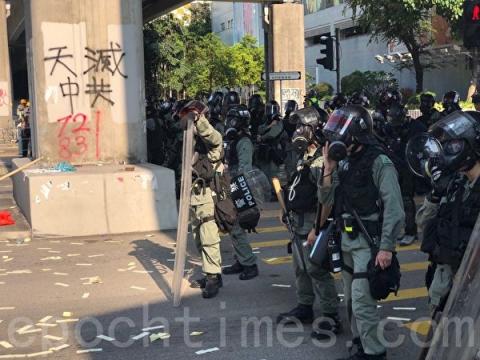 大游行对阵大阅兵 北京香港“烟火”两重天