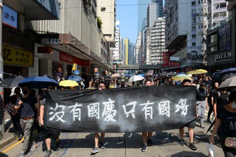 大游行对阵大阅兵 北京香港“烟火”两重天