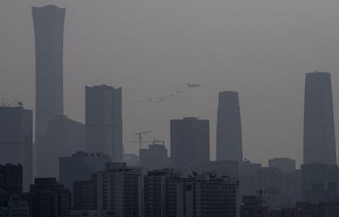 大游行对阵大阅兵 北京香港“烟火”两重天