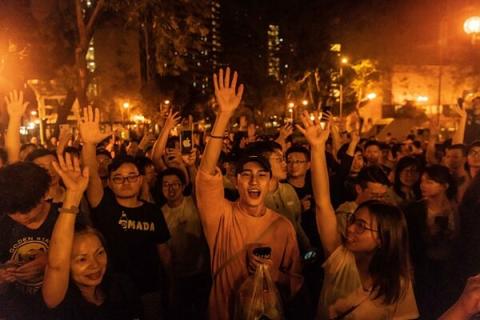 香港区选变天 大陆网友震惊：脸都打肿了
