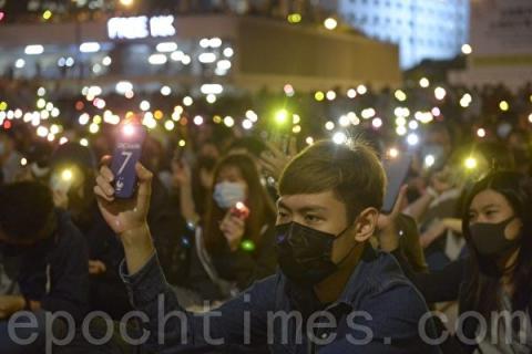 香港区议会选举结果出炉，泛民主派大胜，中共过去制造的“暴徒”是“一小撮人”、“不得民心”等言论，不攻自破。图为2019年11月14日，香港大批市民参加中环爱丁堡广场“消防救护打气大会”。（余天佑／大纪元）