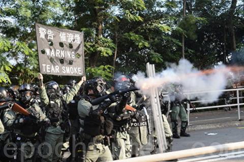 港警半年发1.6万枚催泪弹 港民谈恐怖经历