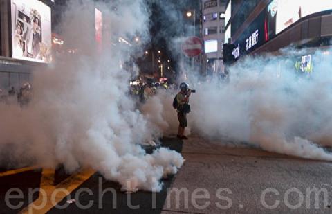 港警半年发1.6万枚催泪弹 港民谈恐怖经历