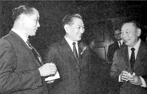1971年11月时任经济部长的孙运璿在中钢成立酒会上。（图右为当时行政院长蒋经国，中为赵耀东。）（《开放》提供）