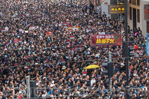 路透社调查显示，中共早在多年前便施压港府通过引渡法案。图为2019年6月16日200万港人反送中大游行资料照。（李逸／大纪元）