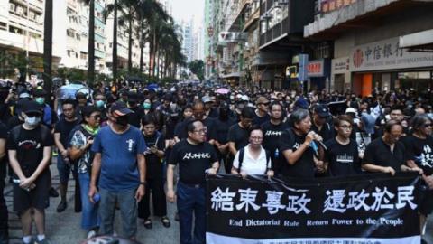 图为10月1日香港游行现场。（ANTHONY WALLACE/AFP/Getty Images)