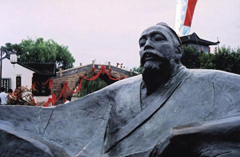 苏州枫桥，唐代诗人张继雕像。(Gisling／Wikimedia Commons CC BY 3.0)