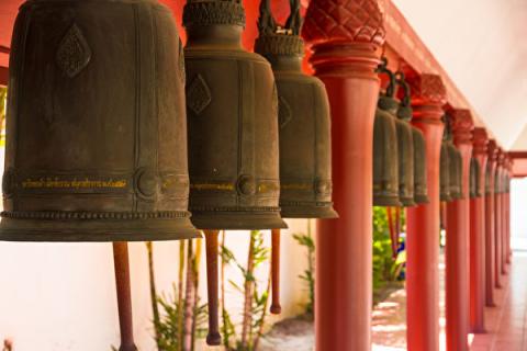 Chinese Bells and red columns 中国寺庙的钟。(Fotolia)