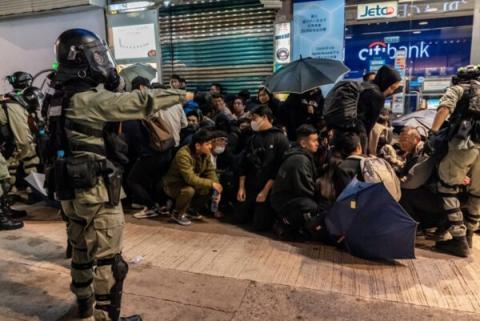 图为2020年1月1日，港警滥权滥捕，超过400人被捕。（Anthony Kwan/Getty Images）