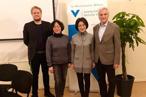 2019年12月11日，《假孔子之名》在为了被胁迫民族协会（GfbV）哥廷根（Göttingen）总部放映。左起，主持人为了被胁迫民族协会项目负责人赛德勒（Hanno Schedler），特约嘉宾独立中文笔会会长廖天琪，导演秋旻，前德国驻华大使、哥廷根孔子学院董事会董事史丹泽（Volker Stanzel）参加了研讨会。（图：田牧提供）​