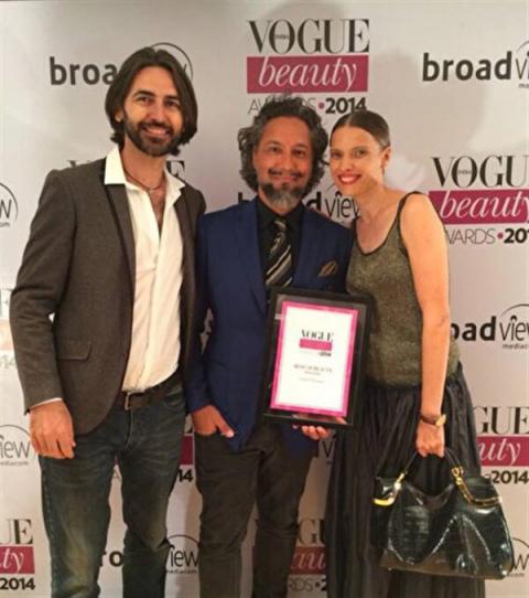 加布利埃尔·乔尔吉欧（Gabriel Georgiou，中）被《Vogue》杂志印度版授予2014年度最佳发型师奖。（加布利埃尔·乔尔吉欧提供）