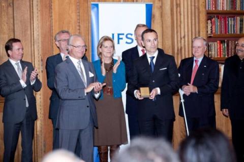 2011年10月17日，瓦西柳斯•祖朴尼第斯获得“国王卡尔十六世古斯塔夫奖”。(Vasilios Zoupounidis/Facebook)