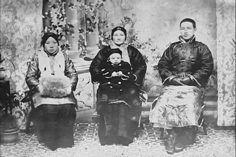 蒋介石（右）、元配毛福梅（左）、母亲王采玉（中）与蒋经国（前）。（公有领域）