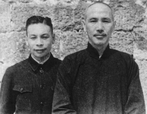 1937年4月，蒋经国（左）由苏联返回中国后晋见父亲蒋中正（右）时合摄于汉口。（公有领域）