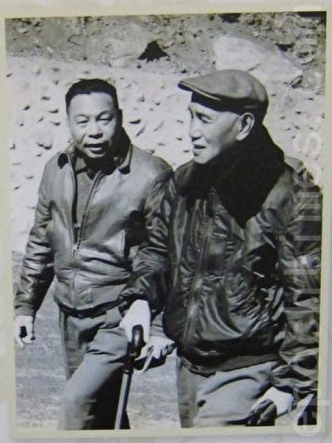 1971年11月时，经济部长孙运璿（左）、行政院长蒋经国（右）、中钢总经理赵耀东（中）在中钢成立酒会上。（《开放》提供）