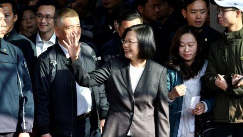 1月11日早上，蔡英文出来投票，与支持民众招手。（SAM YEH/AFP via Getty Images）