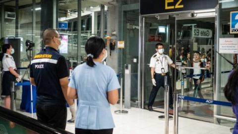 图为武汉市卫生应急小组的工作人员11日开车离开华南1月8日，为应对武汉肺炎疫情，泰国曼谷机场开始对旅客进行热扫描。（Lauren DeCicca/Getty Images）海鲜批发市场。(Getty Images)