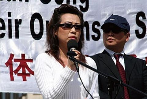中共在监狱和劳教所强摘活体法轮功学员器官的罪行于2006年首次被曝光，图为披露苏家屯事件的证人安妮（左）和皮特（右）于2006年4月20日首次公开现身。（大纪元）