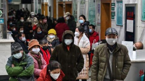图为武汉医院爆满等候看病的病人。（HECTOR RETAMAL/AFP via Getty Images）