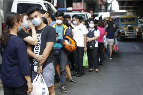 武汉肺炎疫情延烧，菲律宾首都马尼拉的民众也忙着排队购买口罩。（美联社）