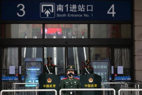 武警把守着汉口火车站（图片：AP）