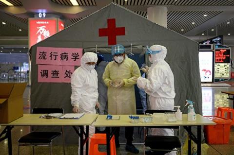 2月5日杭州东火车站内设立了流行病学调查处。(NOEL CELIS/AFP)
