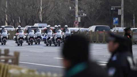 最新消息显示，又有近20名公安在疫情爆发期间突然死亡。示意图(GREG BAKER/AFP/Getty Images)