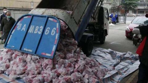 武汉市民曝光当局用垃圾车运送猪肉，官方被迫回应。（网络图片）