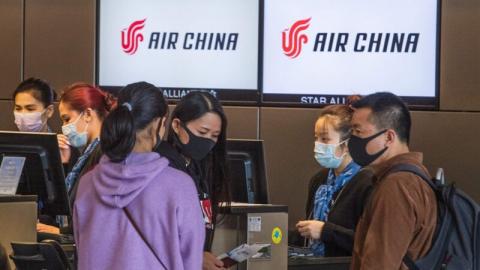 一些受蛊惑的华人和留学生争相购买天价机票回国。但红二代和官二代却极少回国。（ MARK RALSTON/AFP via Getty Images)