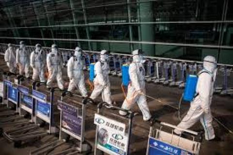 4月3日，身穿保护衣的消防人员在武汉天河机场消毒。（图片来源：Photo by Getty Images）
