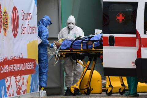 图为3月23日，意大利红十字会将一名患者转送重症监护室。(AFP via Getty Images)