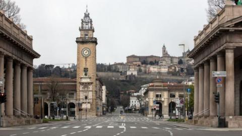 图为3月25日意大利米兰附近的贝加莫的Viale Vittorio Emanuele II和上城区空无一人。 (Emanuele Cremaschi/Getty Images)