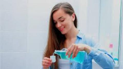 没有证据表明用盐水或其他任何东西(如热饮)漱口会阻止中共病毒感染。(以上图片来源皆为Adobe Stock)