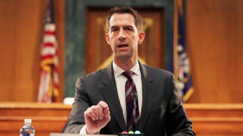 美国联邦参议员汤姆・科顿（Tom Cotton）周二（5日）表示，有关中共病毒（冠状病毒）疫情起源的所有调查证据，均指向中国武汉的实验室。科顿强调，病毒自然产生和病毒来自实验室并不矛盾。（Andrew Harnik-Pool/Getty Images）