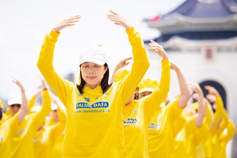 庆世界法轮大法日 台北学员集会谢师恩